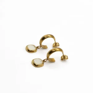 עגילי טליה עשויים סטיינלס סטיל מצופה זהב 18K ותליון צדף – צבע זהב