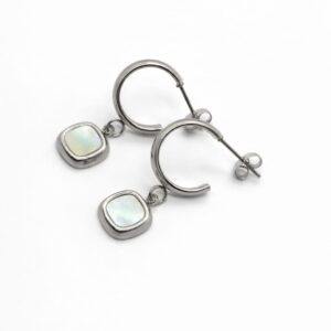 עגילי טליה עשויים סטיינלס סטיל ותליון צדף – צבע כסף