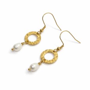 עגילי פנינית עשויים סטיינלס סטיל בציפוי זהב 18K ופנינה תרבותית