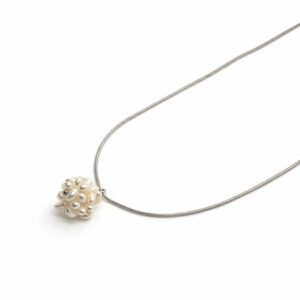 שרשרת כדור פנינה עשויים סטיינלס סטיל ופנינה תרבותית- בצבע כסף