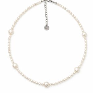 שרשרת נועה עשויה פנינה תרבותית וסטיינלס סטיל בצבע כסף