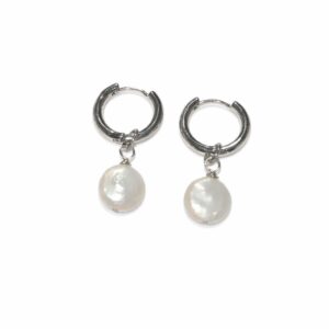 עגילי עדן עשויים סטיינלס סטיל בצבע כסף ופנינה תרבותית