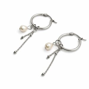 עגילי לינוי עשויים סטיינלס סטיל בצבע כסף ופנינה תרבותית